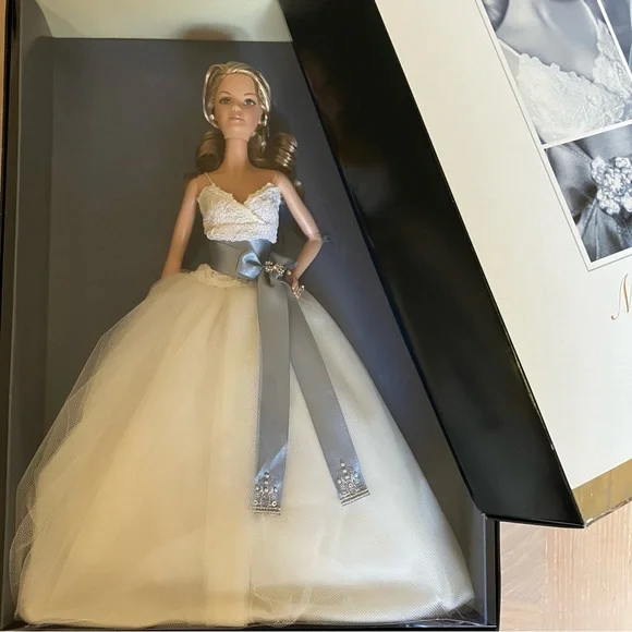 MONIQUE LHUILLIER Platinum Label Blonde Bride Barbie Collector Doll 2006 NIB - Picture 5 of 16